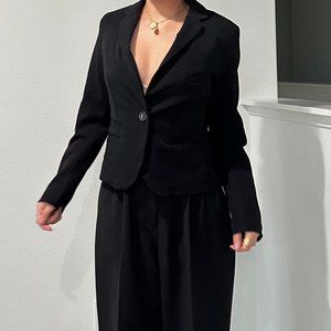 Simple, Flattering Blazer Perfect for your Capsule Closet